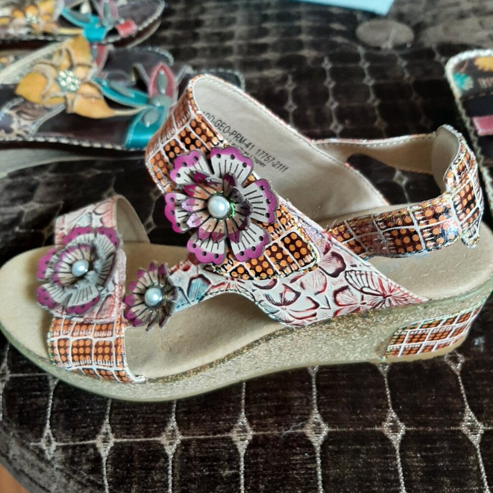 L'artiste Sandals Size 10 Very good Condition,Perals inside Flowers, Nice touch